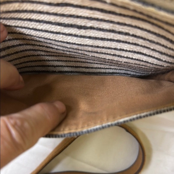 Fossil Tan and Black Crossbody Bag with Sophisticated Leather Design - Picture 4 of 9